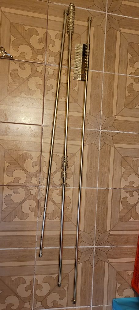 Карниз золотого цвета