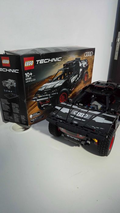 Masinuta construita de piese lego