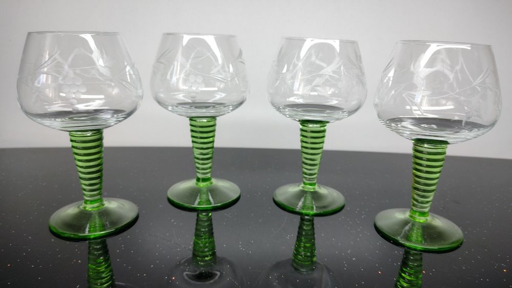 Чаши за вино/ракия със зелено столче. 4 модела по 4 броя, 1 модел 2 бр