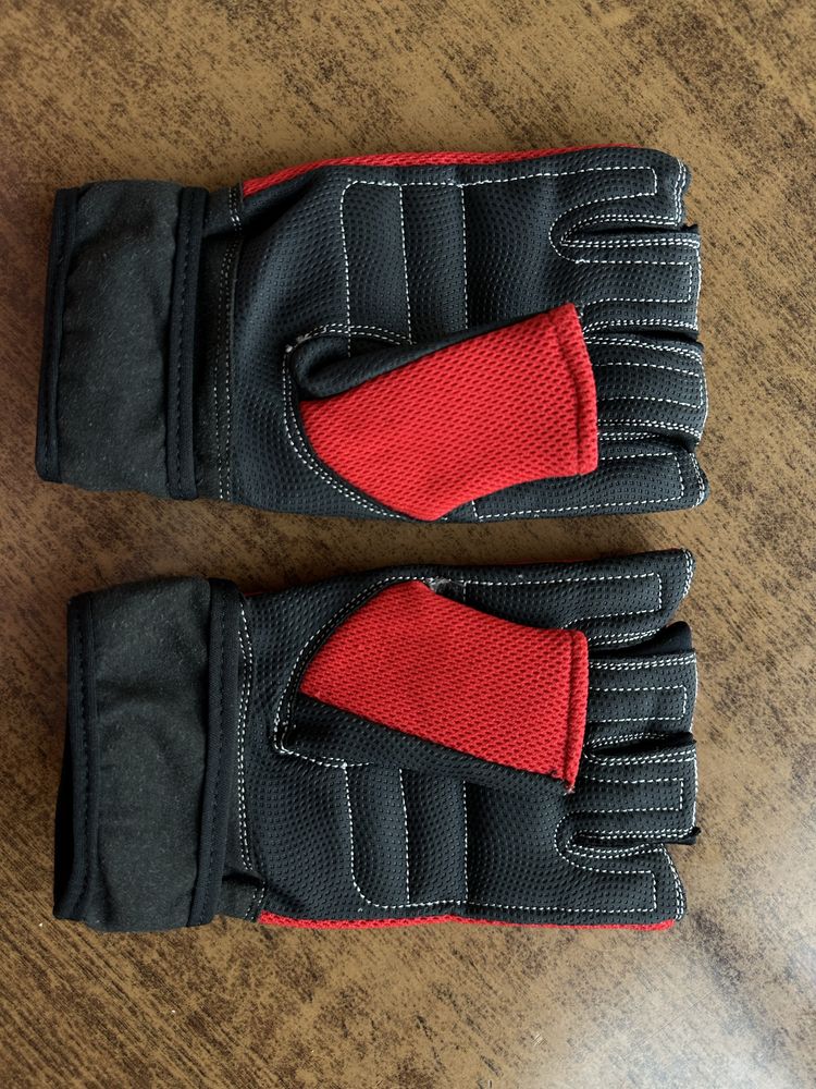 Спортивные перчатки