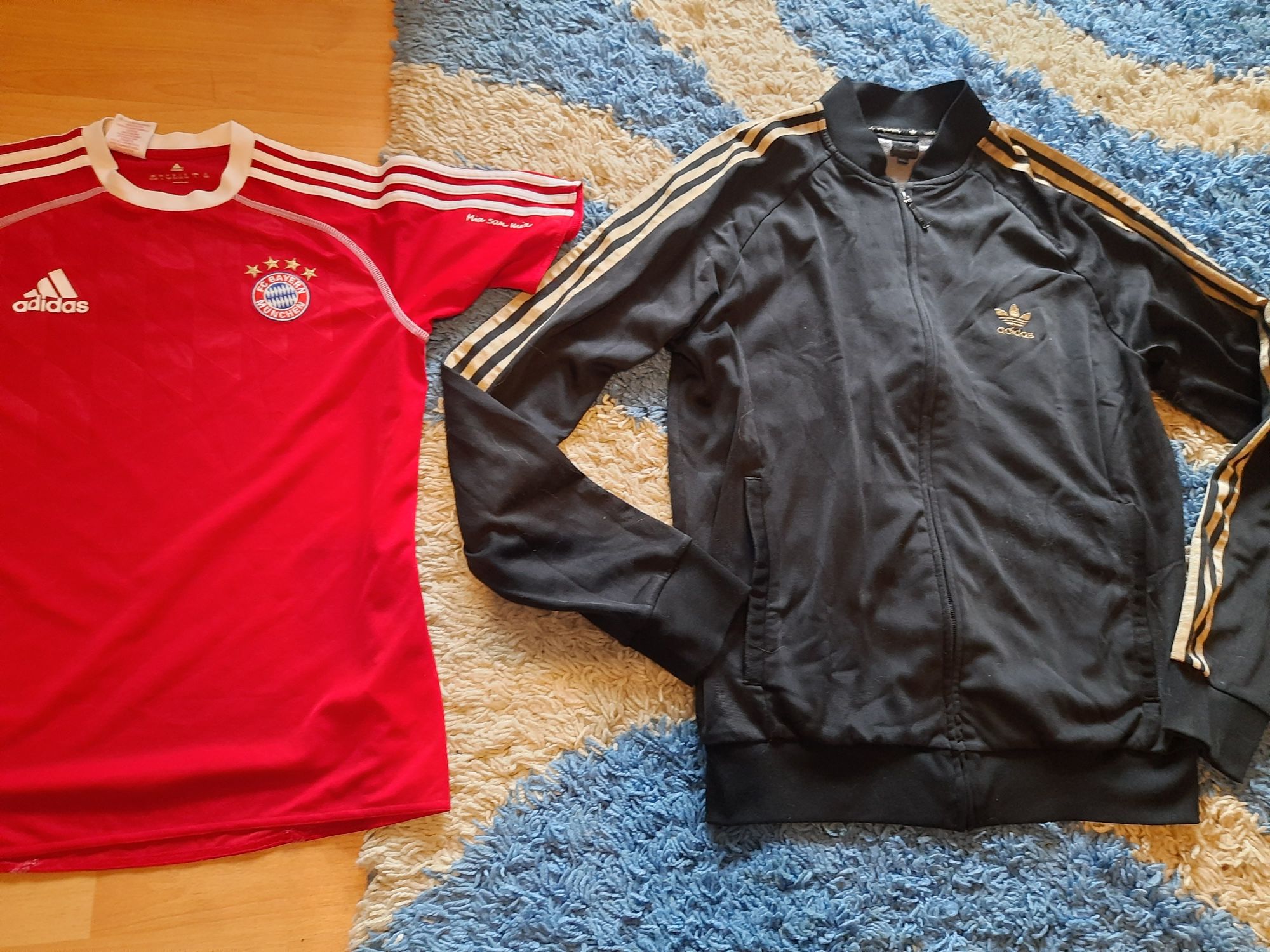 Bluzā neagrā și tricou rosu, ambele marca  Adidas