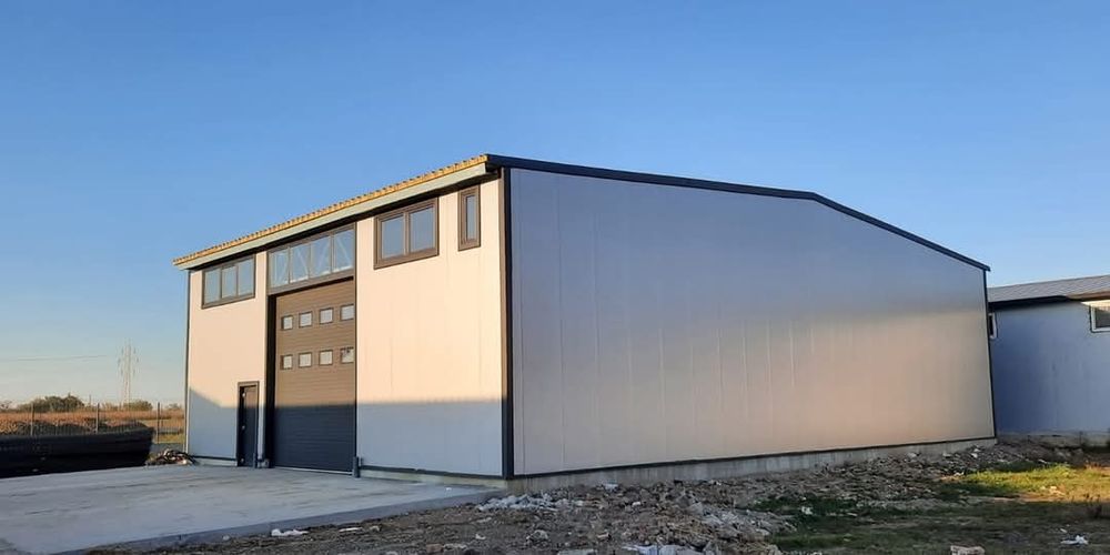 Vând hala metalica de producție sau depozitare.