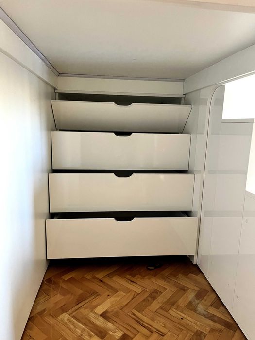 Детски легла на втори етаж със стълба, етажерки и ракли под тях