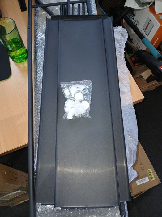 Raft baie UDEAR, cu 3 rafturi, negru, cu bara pentru umerase