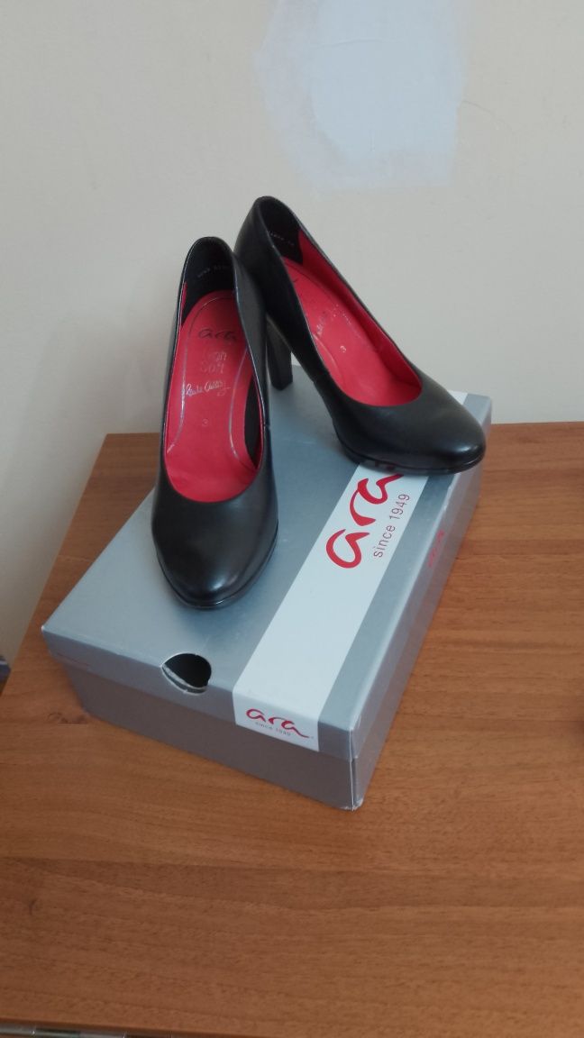 Pantofi cu toc noi , in ambalaj original .