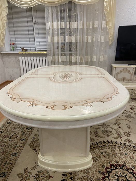 Продам стол в гостинный производство Россия