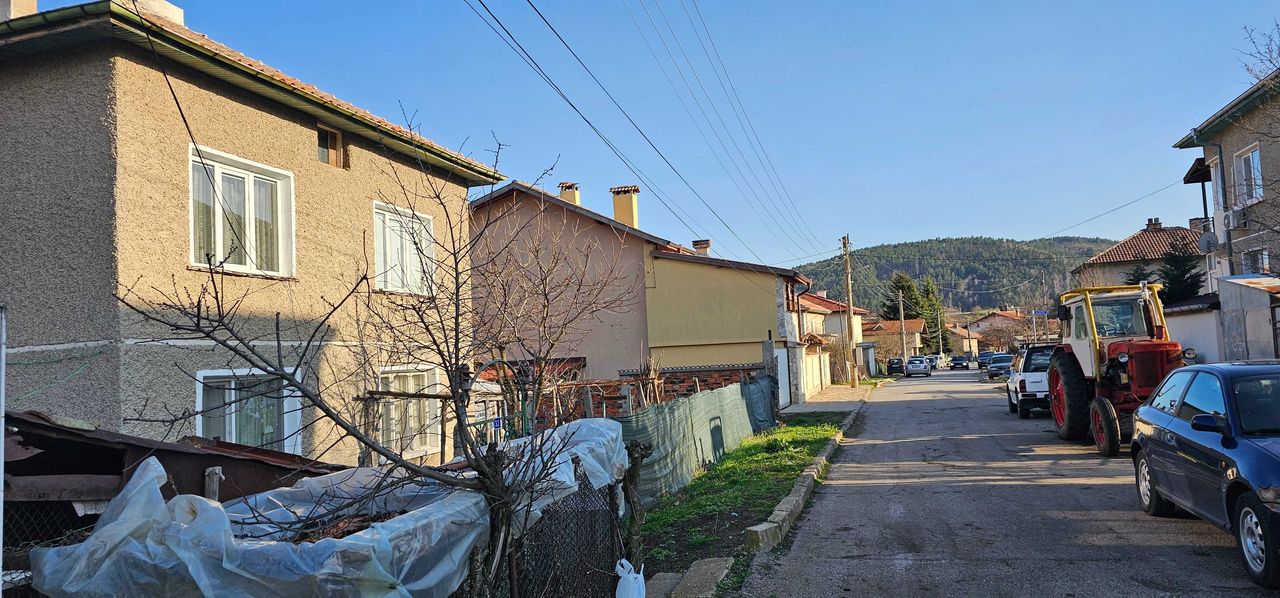 Продава се Къща в Брезник - 140 кв.м за 439 €/кв.м - Снимка #2