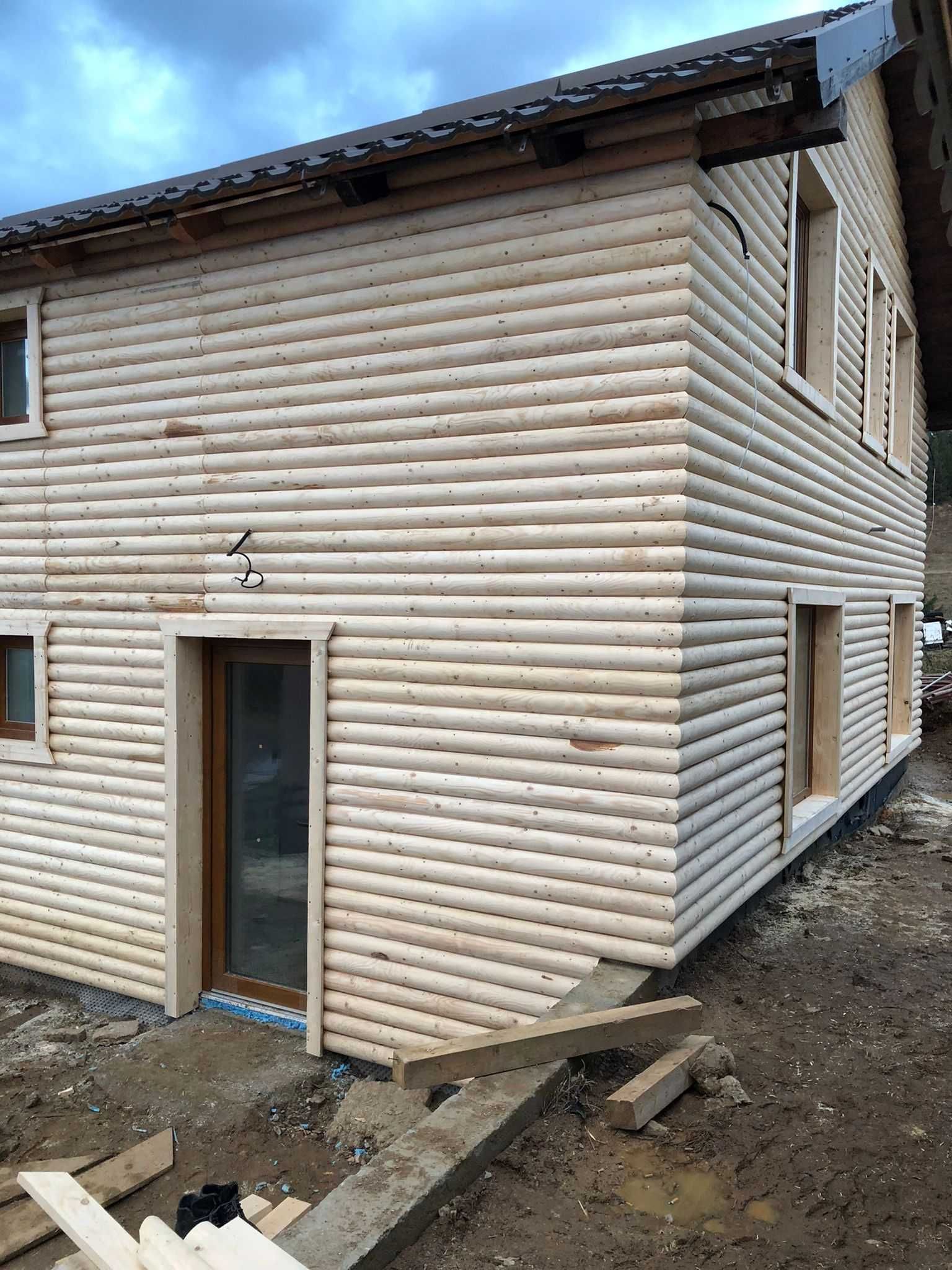 Lambriu rustic din lemn semirotund pentru placat cabane si mansarde