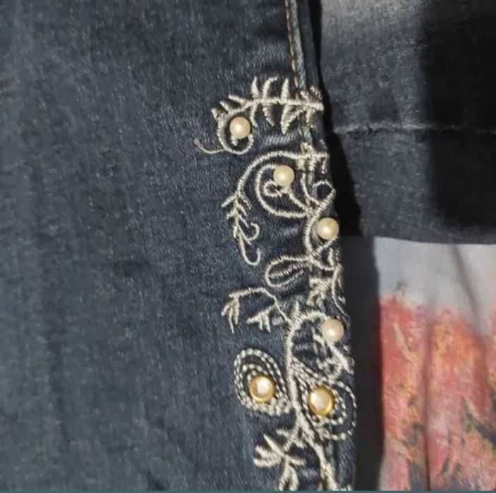 Blug casual cu model floral margele si pietricele