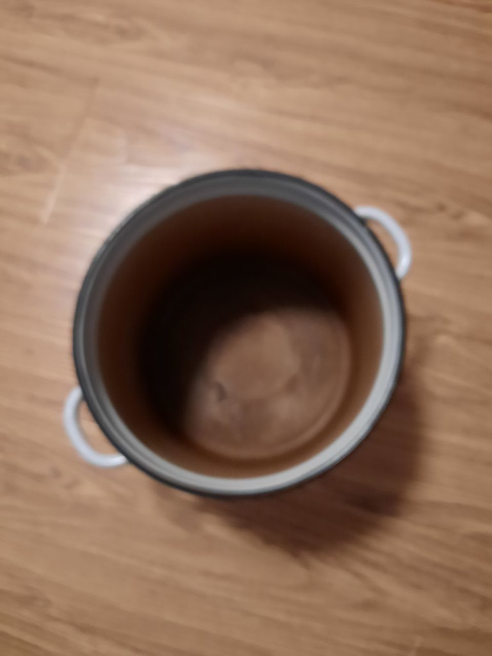 Эмалированная кастрюля.