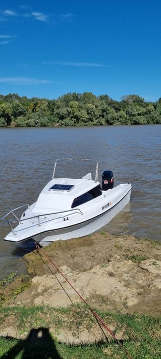 Barca cu motor semicabinata