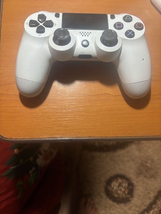 Vand Ps4 Modat (9.00) plus 2 manete.