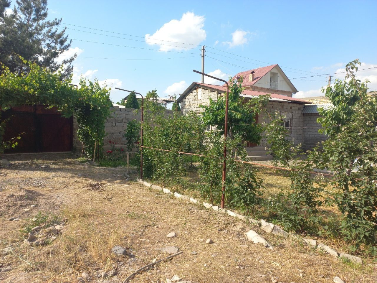 Uchastok yer sotiladi