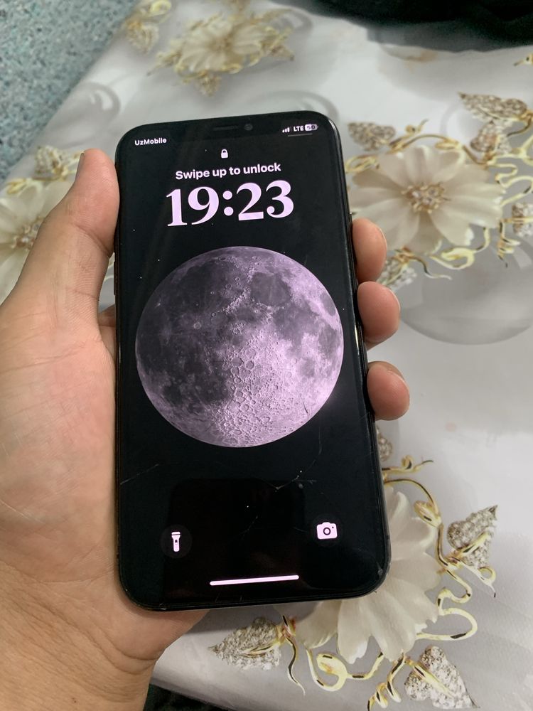 iPhone 11. 64 GB