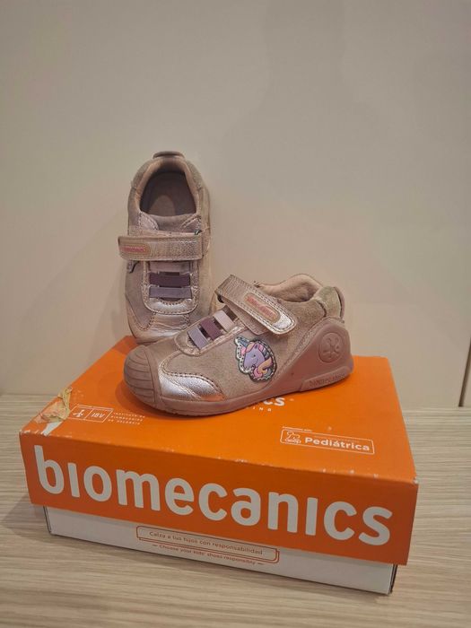 Обувки за момиченце.