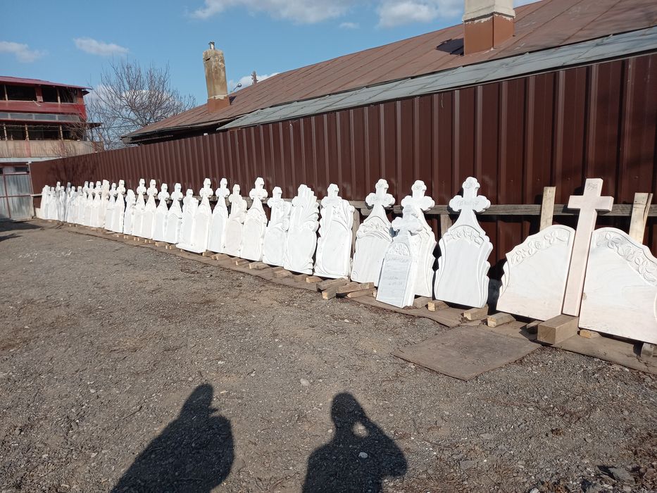 Cruci marmura cruci granit poza ceramica mozaic scris în cimitir gard