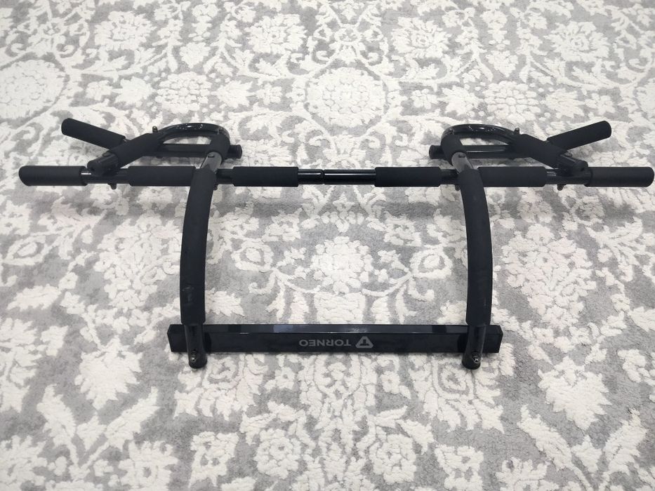 Турник дверной накладной Torneo A-900