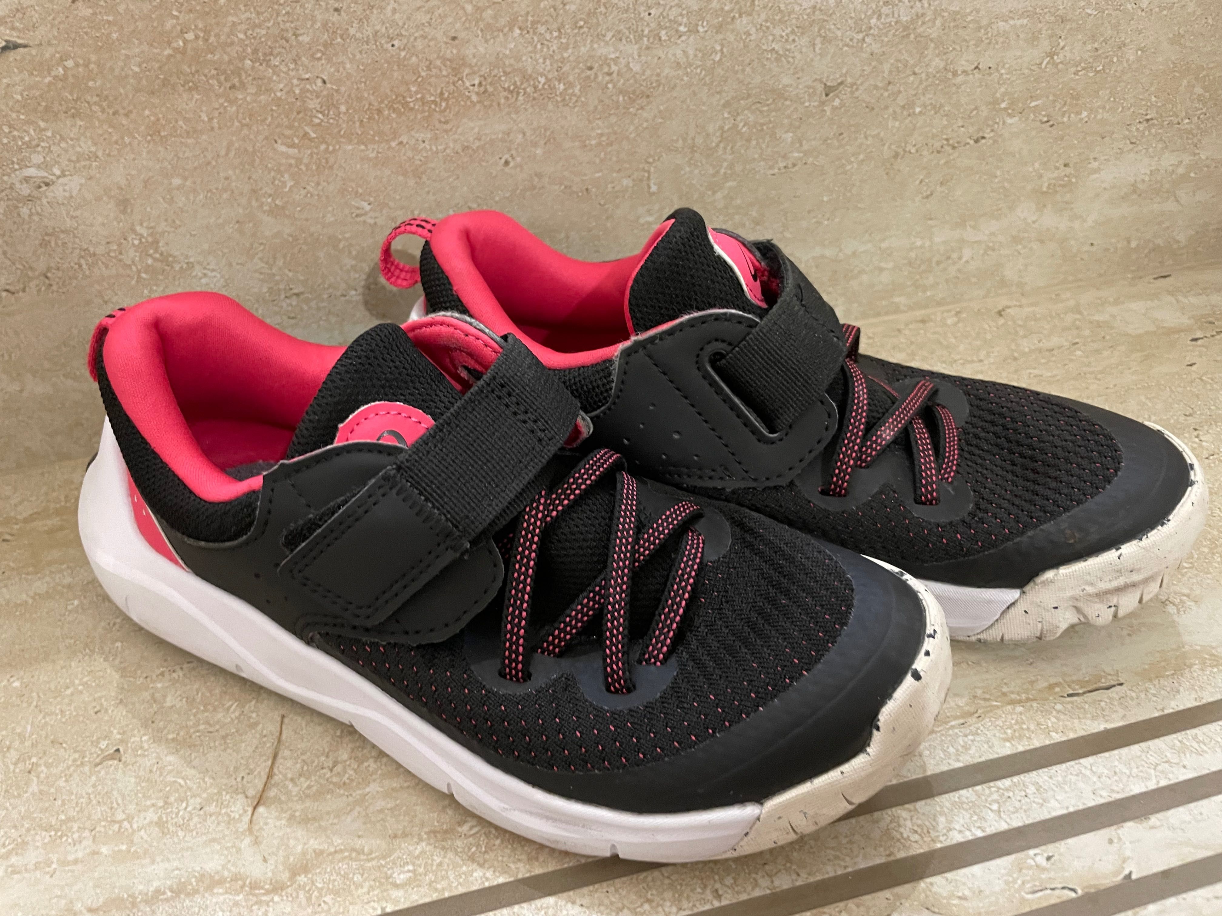 Детски маратонки за момиче Skechers и PLAYFUL FAST