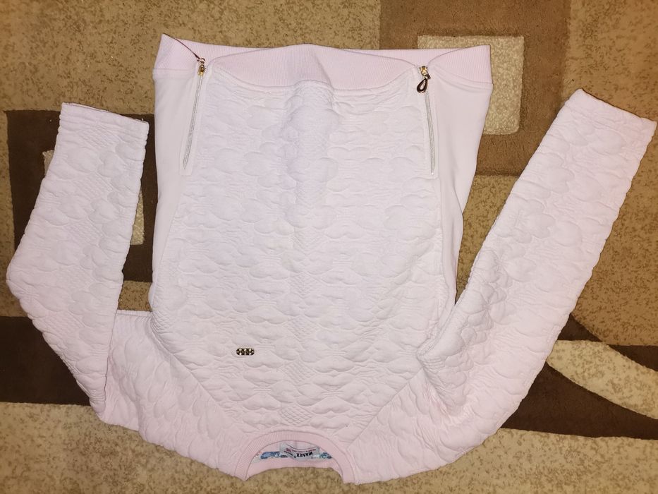 Bluza  varsta 10-11 ani, purtata de doua ori, impecabila