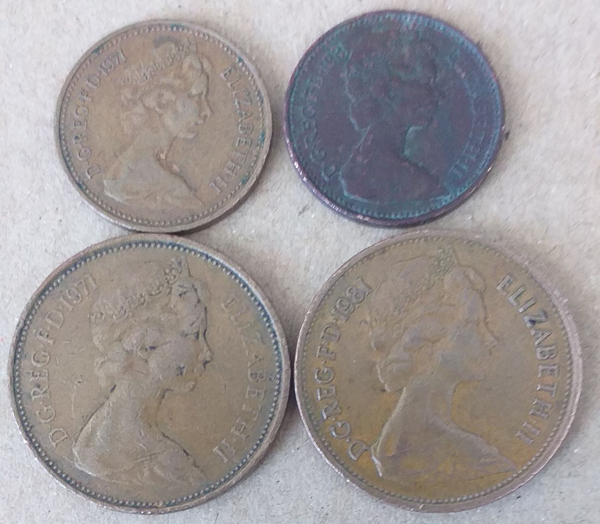 Monede :   1  și 2 New Pence, anii 1971 și 1981.