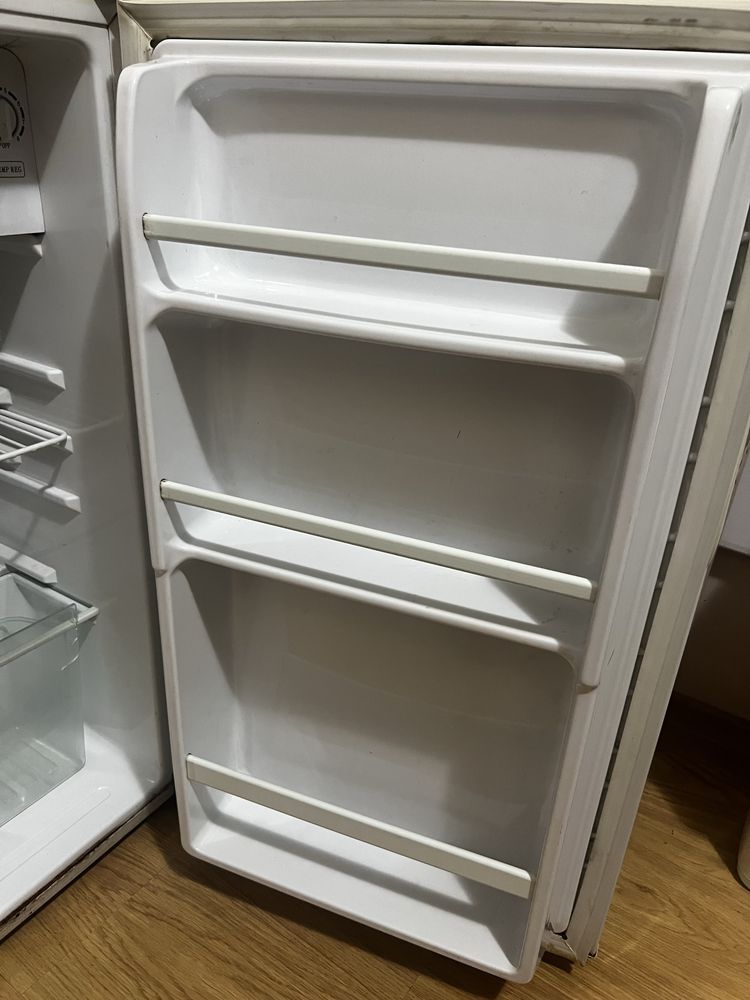 Хладилник с вътрешна камера, Midea. С размери 45/47/83.