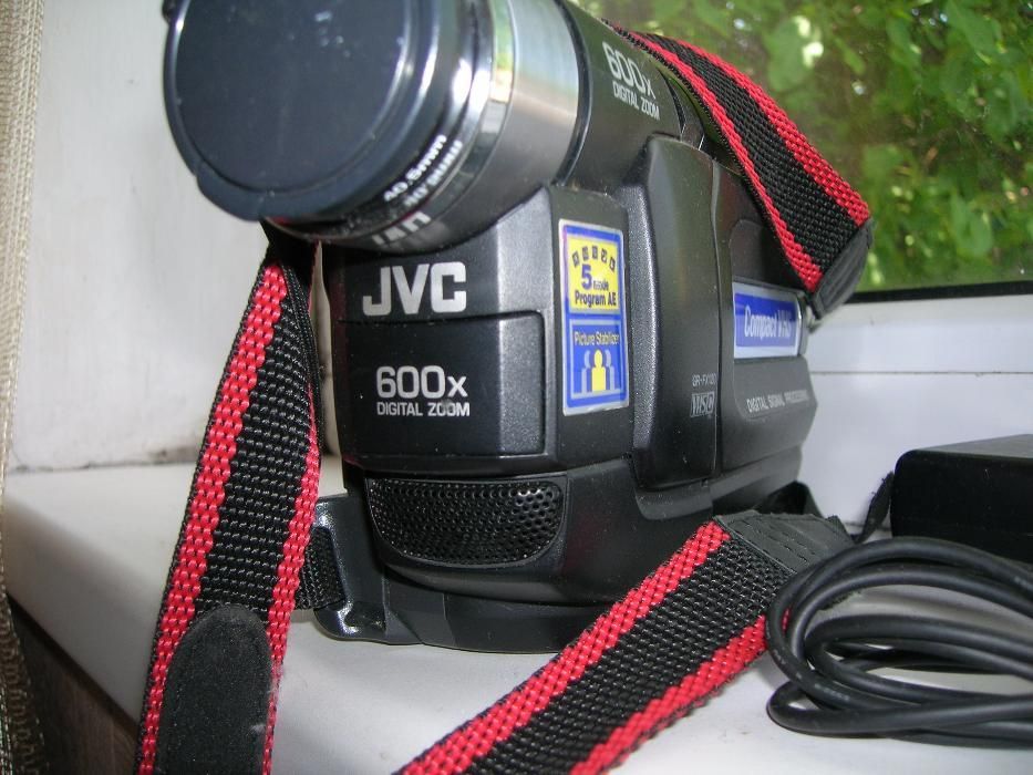 Видеокамера японской фирмы JVC