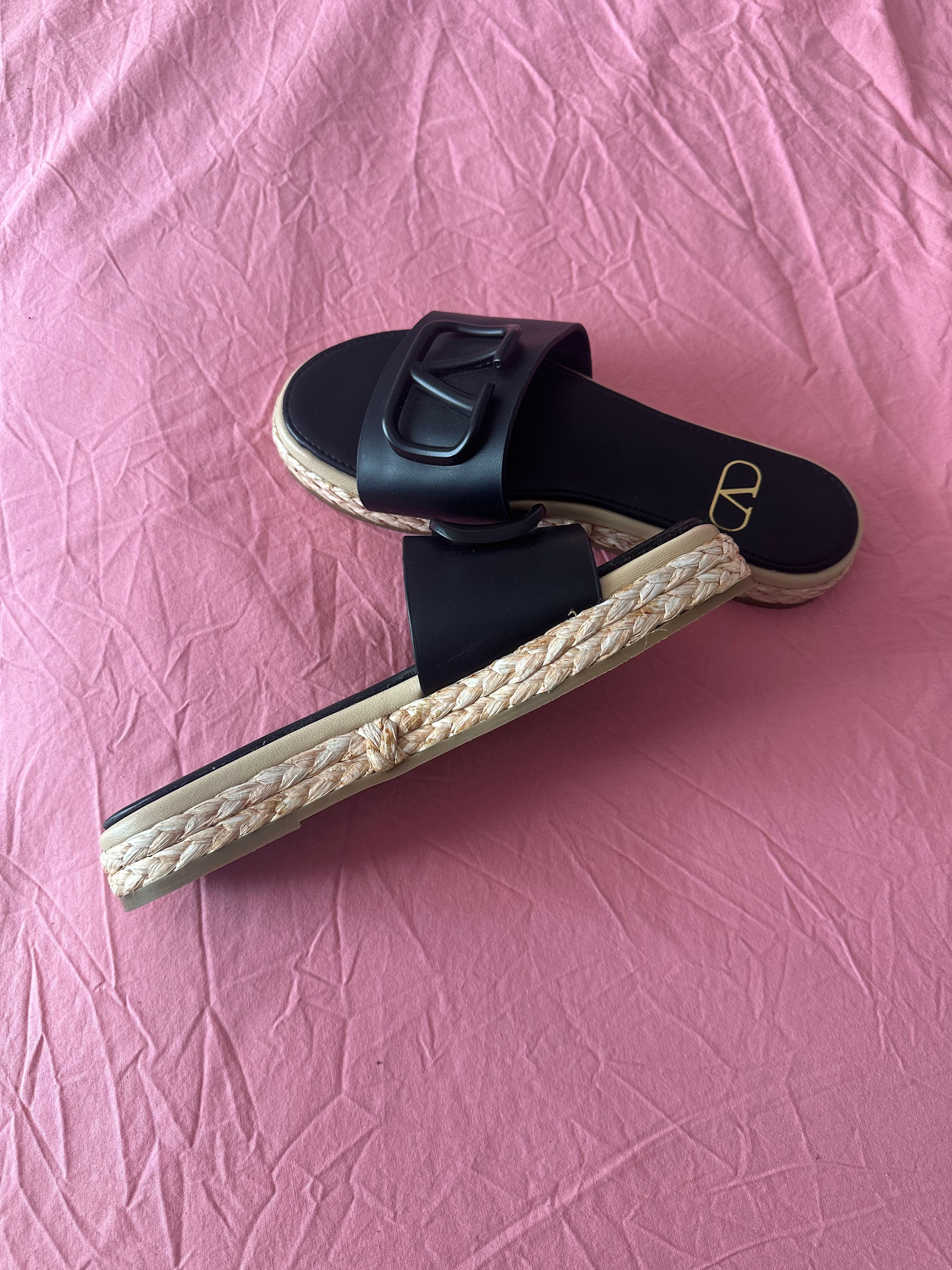 Продавам чехли на VALENTINO