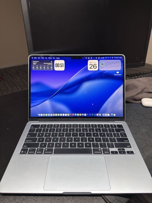 Macbook air M4 16ga 256 yangi 22sikl