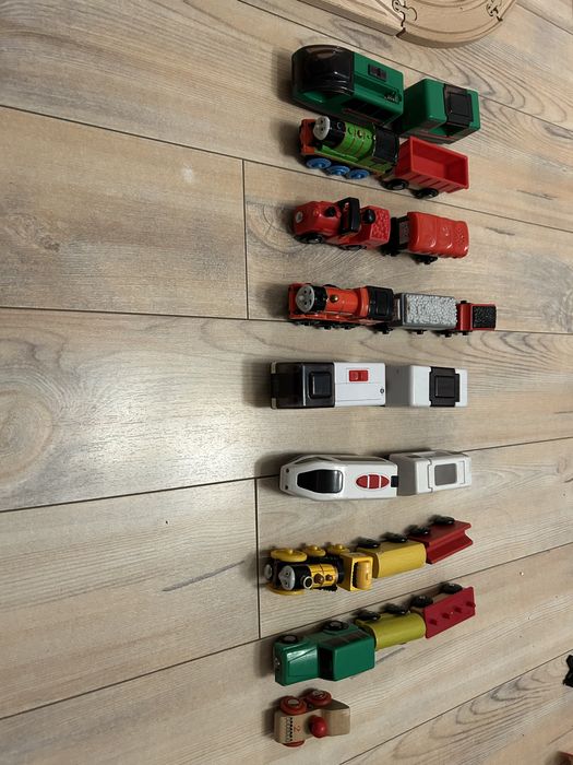 Set sina de lemn + trenuri .!!