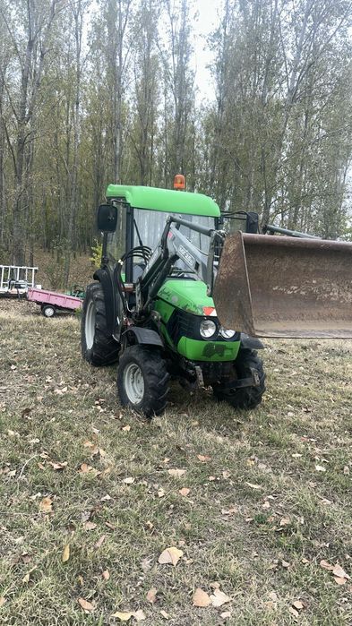 Tractor cu încărcător