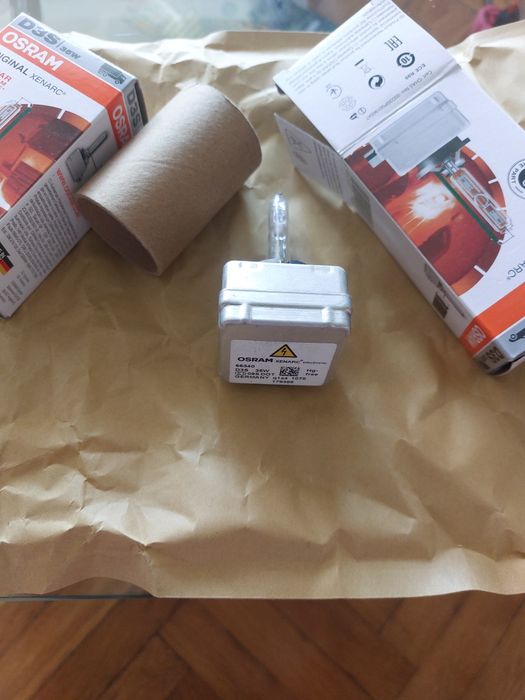 De vanzare 2  becuri  auto d3s