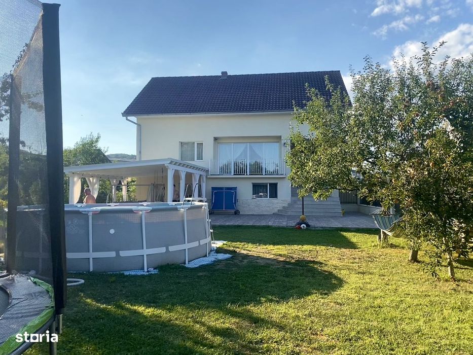 Casă centrală, spațioasă cu priveliști și curte generoasă – Jibou