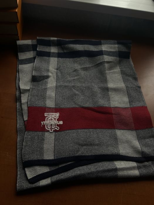 Eșarfă Burberry nepurtata