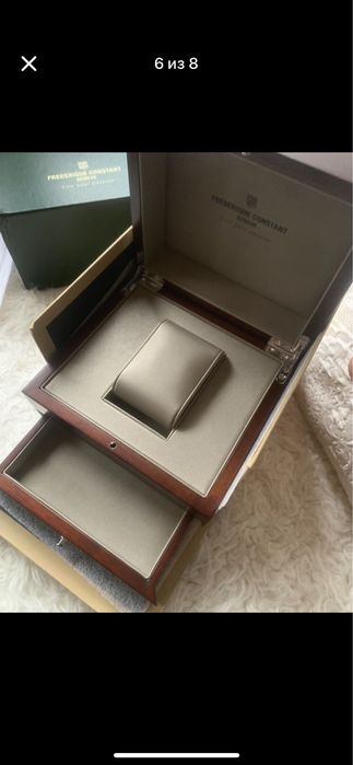 Коробка Frederique Constant от часов пустая.