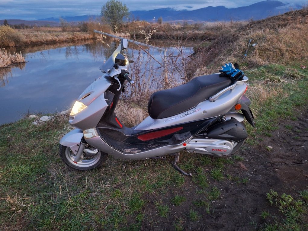 Vând scuter kimco cu acte