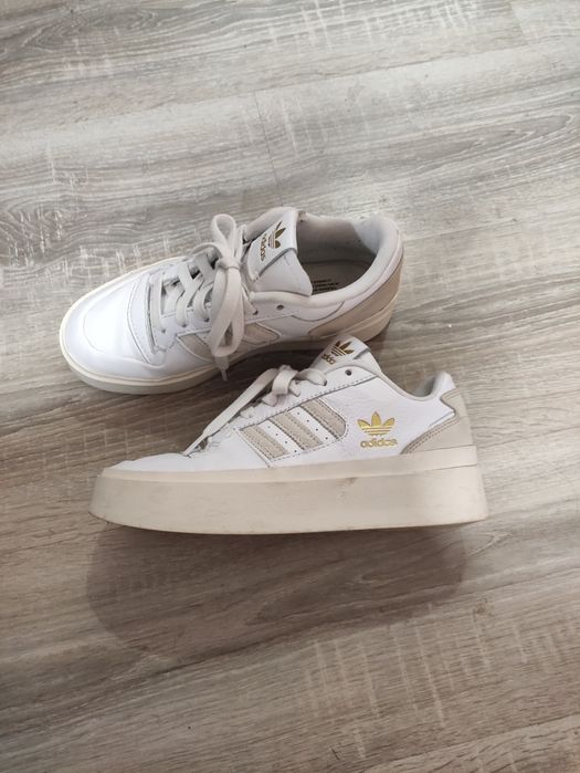 Оригинални маратонки на Адидас естественоа кожа  в отлично състояние