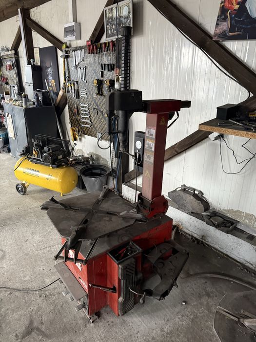 Машина за гуми монтаж и демонтаж