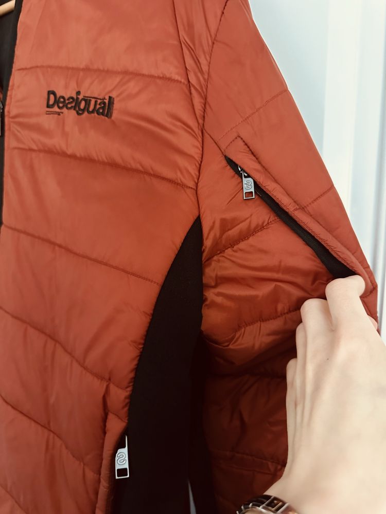 Geaca groasa , impermeabila , de la firma Desigual originala cu gluga