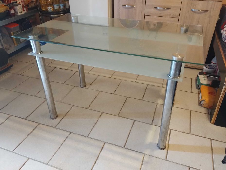 Стъклена кухненска маса