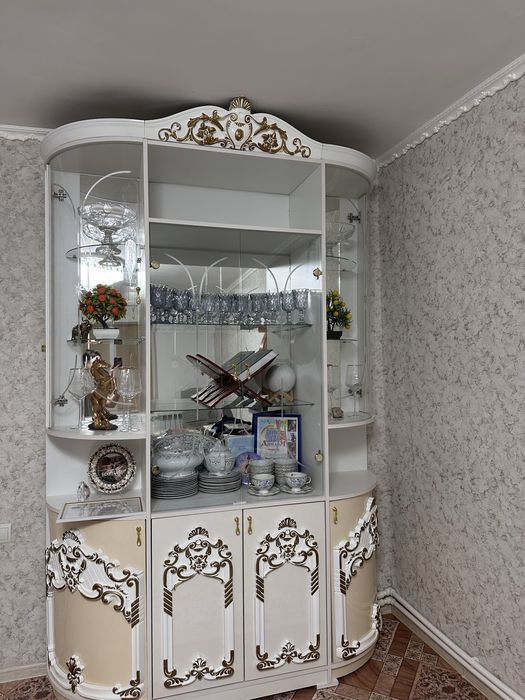 Продам шкаф витрина в хорошем состоянии