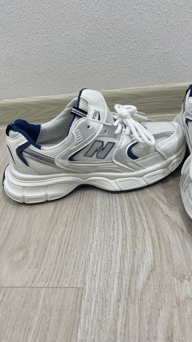 Кроссовки женские