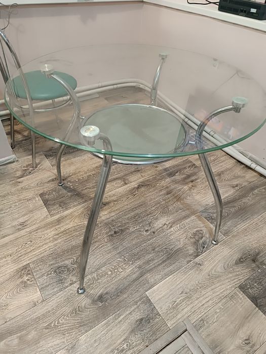 Продам стеклянный кухонный стол