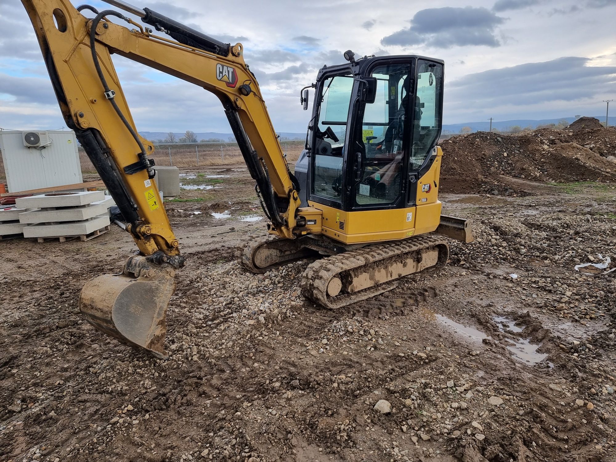 Execut lucrari cu miniexcavator de 4 si 2.8 tone