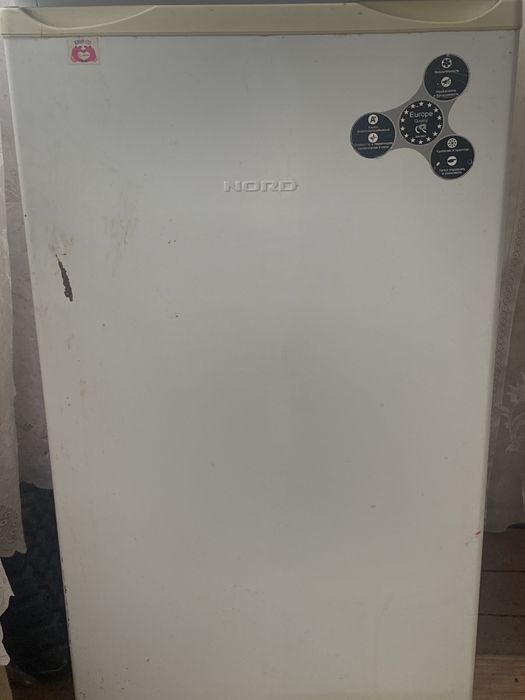 холодильник среднего размера