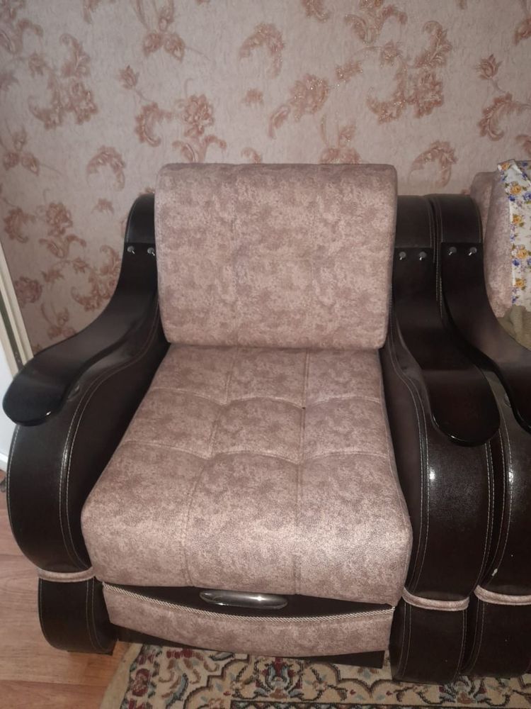 Продам 2 кресла . В хорошем состояние .