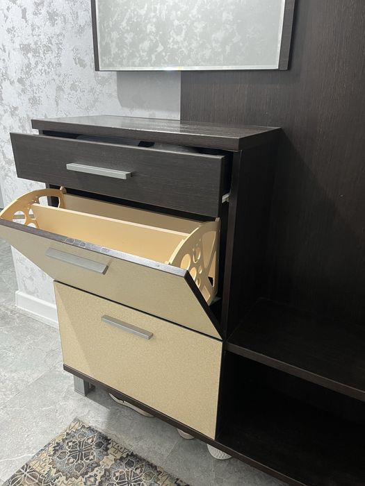 Продам прихожую .