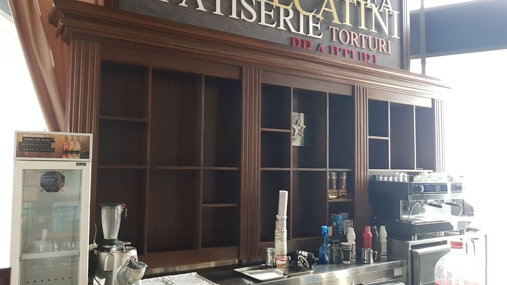 Bar lemn masiv cu pult de inox și mese frigorifice