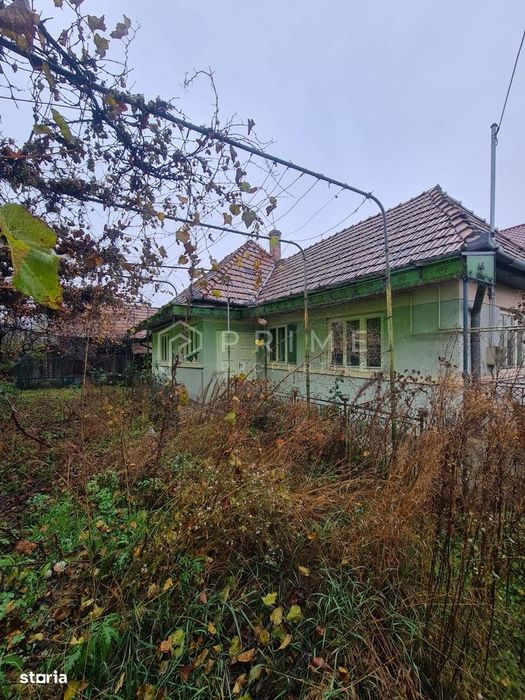 Casă cu teren de 1.000 m² – utilități complete, ideală pentru renovare