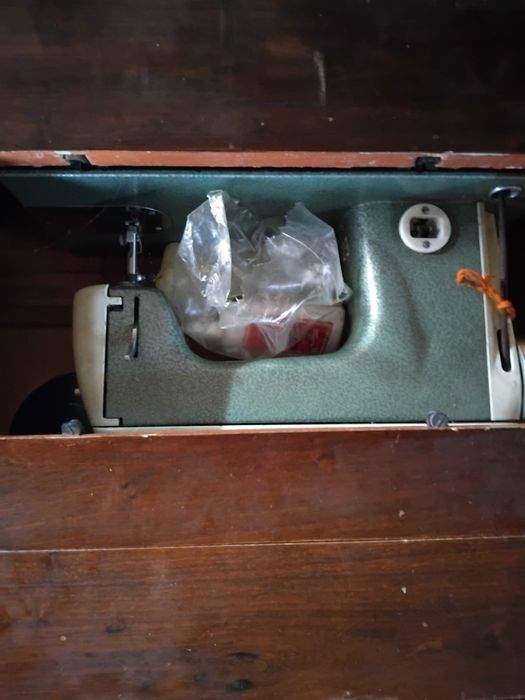 Mașină de cusut veche românească Ileana