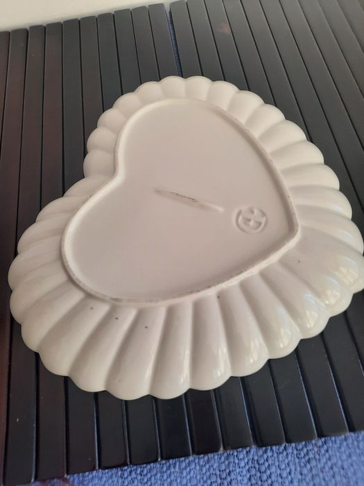 Platou nou din porțelan alb cu auriu